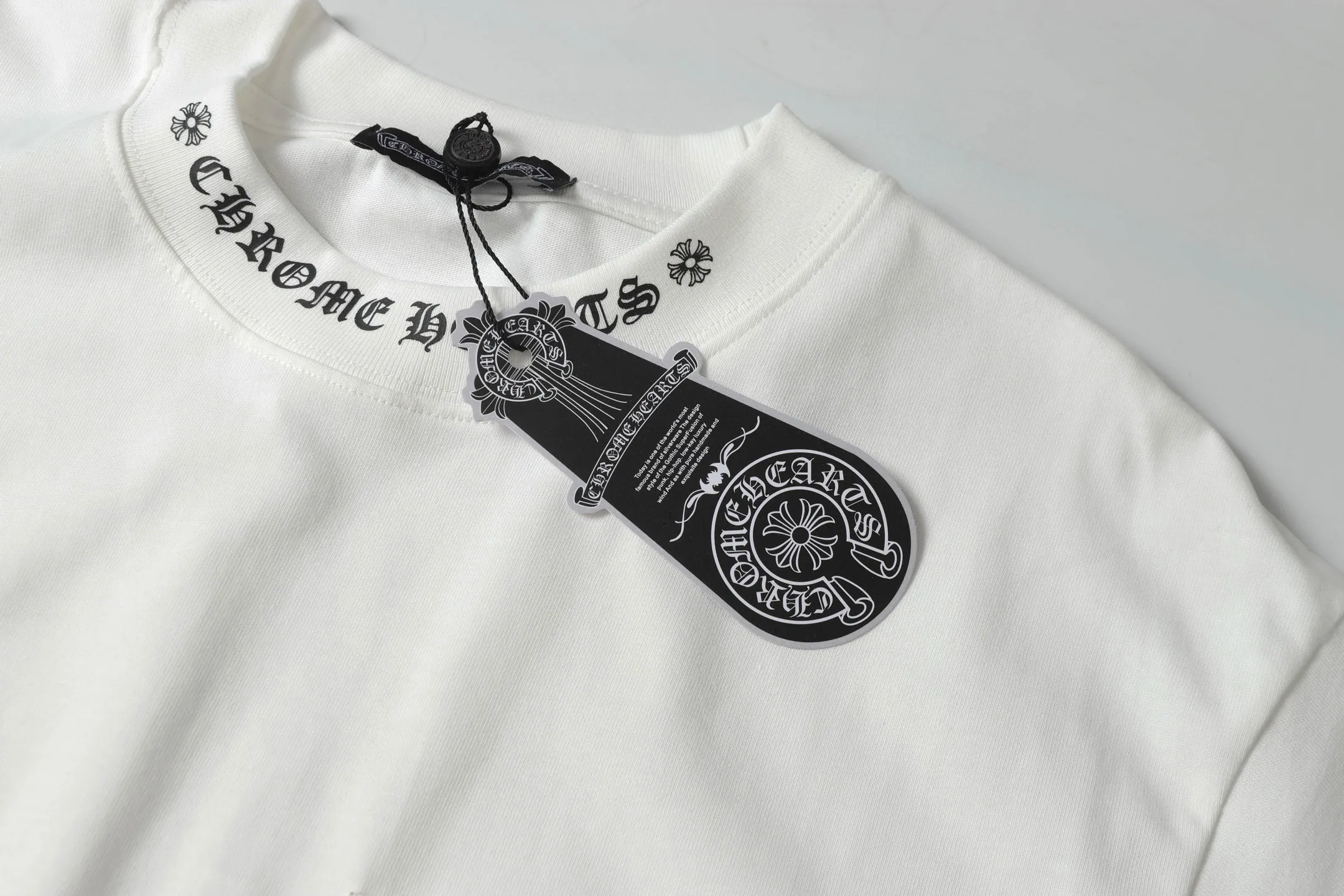 🅿️170 Chrome hearte/Chrome heart ch 25ss early spring new Sanskrit logo pocket short sleeves. A must-have item for daily commuting for men and women in light luxury. The correct version is welcome to compare. Detailed features ·280g 100% cotton double yarn jersey fabric ·Custom-dyed in the same cylinder, special thickened 32 counts double-strand 1x1 thread ·Double-needle cross-stitch technology ·Original main mark washed hangtag COLOUR: black white SIZE：xs s m l